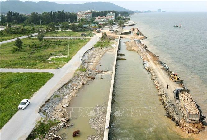 Dự án xử lý khẩn cấp kè biển khu du lịch Hải Tiến với tổng vốn đầu tư 430 tỷ đồng. Ảnh: Việt Hoàng - TTXVN