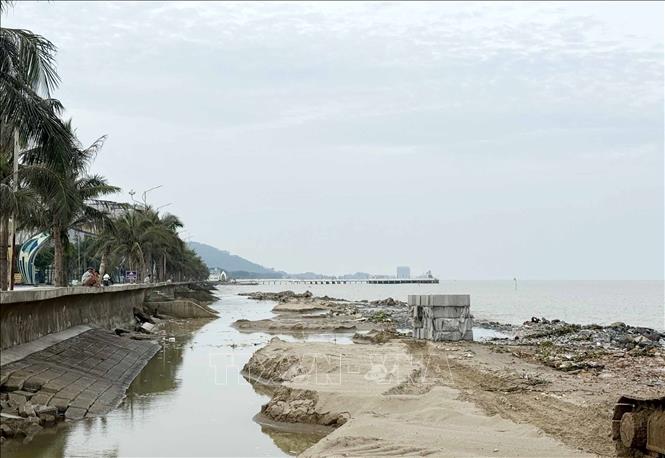 Kè cũ bị sóng cuốn trôi trong đợt mưa bão năm 2026. Ảnh: Việt Hoàng - TTXVN