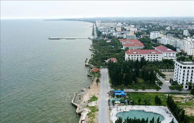 Về lâu dài, hai địa phương Hoằng Thanh, Hoằng Tiến và các cơ sở kinh doanh du lịch đề nghị tỉnh Thanh Hóa tiếp tục nghiên cứu các giải pháp đầu tư đê ngầm để tái tạo bãi tắm biển Hải Tiến. Ảnh: Việt Hoàng - TTXVN