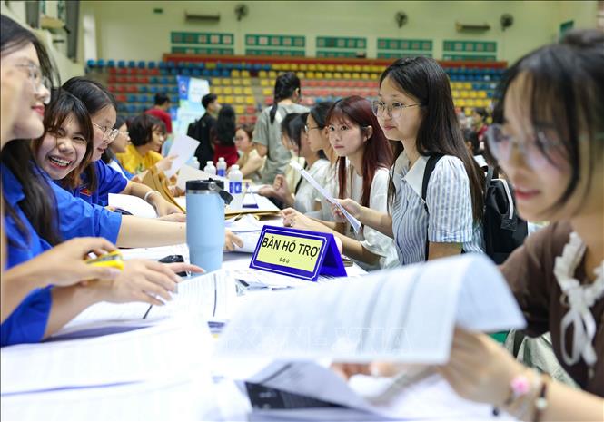 Đồng hành cùng các sinh viên nhập học, nhà trường đã huy động thầy cô, sinh viên tình nguyện tham gia hỗ trợ, hướng dẫn làm thủ tục từ rất sớm. Ảnh: Thanh Tùng - TTXVN