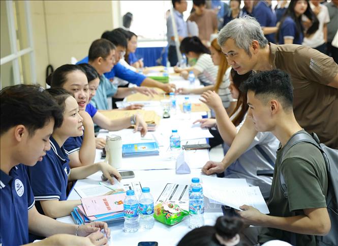 Phụ huynh đồng hành cùng sinh tân sinh viên K76 trong ngày nhập học. Ảnh: Thanh Tùng - TTXVN