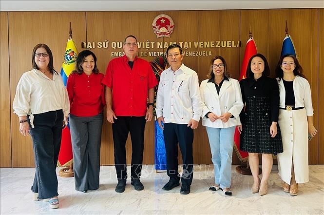 Ban Lãnh đạo PSUV cùng Đại sứ Vũ Trung Mỹ (thứ 4, phải qua) và đại diện cán bộ Đại sứ quán Việt Nam tại Venezuela. Ảnh: TTXVN phát