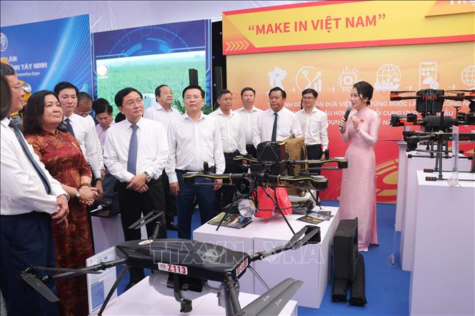 Đại biểu tìm hiểu mô hình hệ sinh thái bay không người lái được giới thiệu tại Không gian triển lãm Xúc tiến đầu tư tỉnh Tây Ninh năm 2026. Ảnh: Bùi Giang - TTXVN