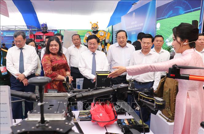 Đại biểu tìm hiểu mô hình hệ sinh thái bay không người lái được giới thiệu tại Không gian triển lãm Xúc tiến đầu tư tỉnh Tây Ninh năm 2026. Ảnh: Bùi Giang - TTXVN