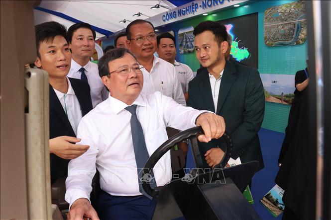Chủ tịch UBND tỉnh Tây Ninh Lê Văn Hẳn trải nghiệm Mô hình ứng dụng công nghệ cao trong canh tác nông nghiệp. Ảnh: Bùi Giang - TTXVN