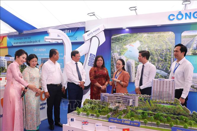 Không gian trưng bày giới thiệu tiềm năng phát triển công nghiệp, thương mại, dịch vụ, logistics, nông nghiệp và kinh tế cửa khẩu của tỉnh Tây Ninh thu hút sự quan tâm của các đại biểu. Ảnh: Bùi Giang - TTXVN
