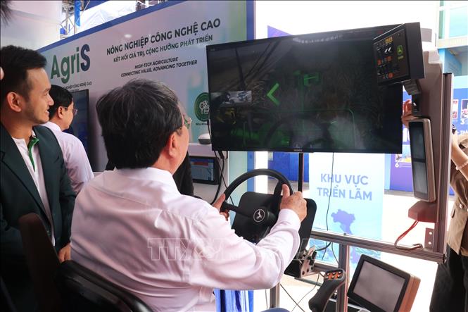 Chủ tịch UBND tỉnh Tây Ninh Lê Văn Hẳn trải nghiệm Mô hình ứng dụng công nghệ cao trong canh tác nông nghiệp. Ảnh: Bùi Giang - TTXVN