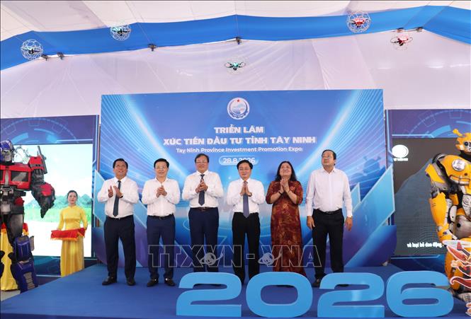 Bí thư Tỉnh ủy Tây Ninh Nguyễn Văn Quyết cùng lãnh đạo tỉnh thực hiện nghi thức khai mạc Không gian triển lãm Hội nghị Xúc tiến đầu tư tỉnh Tây Ninh năm 2026. Ảnh: Bùi Giang - TTXVN