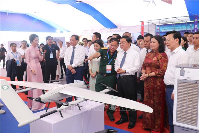 Bí thư Tỉnh ủy Nguyễn Văn Quyết và Chủ tịch UBND tỉnh Lê Văn Hẳn cùng các đại biểu tham quan Không gian triển lãm Hội nghị Xúc tiến đầu tư tỉnh Tây Ninh năm 2026. Ảnh: Bùi Giang - TTXVN