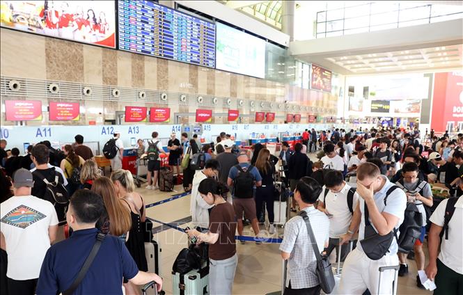 Cảng hàng không quốc tế Nội Bài dự kiến bước vào đợt cao điểm với hơn 125.000 lượt hành khách và 743 chuyến bay trong ngày đông nhất 28/8. Ảnh: Quốc Khánh - TTXVN