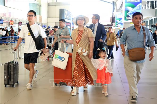 Nhiều gia đình vội vã đến khu vực làm thủ tục tại sân bay Nội Bài sáng 28/8, sẵn sàng cho đợt nghỉ 2/9 kéo dài 5 ngày. Ảnh: Quốc Khánh - TTXVN