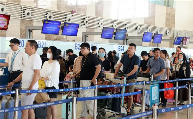 Hành khách xếp hàng chờ đến lượt làm thủ tục tại quầy của Hãng hàng không quốc gia Việt Nam (Vietnam Airlines) vào buổi sáng 28/8, ngày làm việc cuối cùng của kỳ nghỉ lễ 2/9 kéo dài 5 ngày. Ảnh: Quốc Khánh - TTXVN