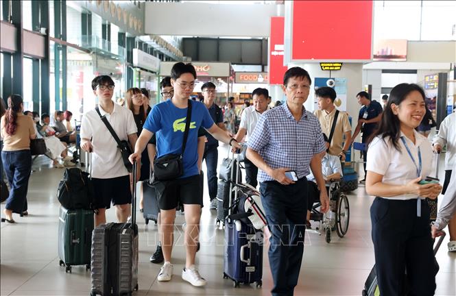 Kỳ nghỉ 2/9 kéo dài 5 ngày, nhiều gia đình tại Hà Nội đã chọn phương tiện máy bay cho chuyến du lịch, tạo ra tình trạng đông đúc tại nhà ga nội địa sân bay Nội Bài, sáng 28/8.Ảnh: Quốc Khánh - TTXVN
