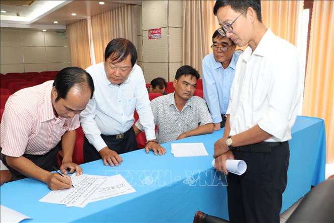 Các thành viên Tổ cộng đồng bảo vệ nguồn lợi thủy sản thảo luận, chia sẻ kinh nghiệm. Ảnh: Hồng Thái - TTXVN