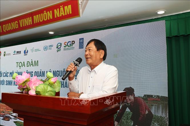 Ông Trương Minh Hải, Tổ trưởng Tổ cộng đồng Đình thần An Bình, chia sẻ kinh nghiệm bảo vệ nguồn lợi thủy sản. Ảnh: Hồng Thái - TTXVN