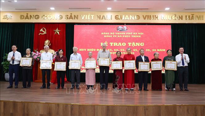Các đảng viên được nhận Huy hiệu 60 năm tuổi Đảng đợt 2/9/2026Ảnh: Văn Điệp - TTXVN
