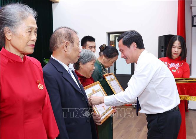 Đồng chí Hoàng Hải Đăng, Bí thư Đảng uỷ, Chủ tịch HĐND xã Phúc Thịnh (Hà Nội) trao Huy hiệu 60 năm tuổi Đảng cho các đảng viên. Ảnh: Văn Điệp - TTXVN
