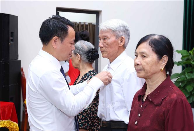 Đồng chí Đặng Minh Thắng, Phó Bí thư Thường trực Đảng ủy xã Phúc Thịnh (Hà Nội) trao Huy hiệu 60 năm tuổi Đảng cho các đảng viên. Ảnh: Văn Điệp – TTXVN