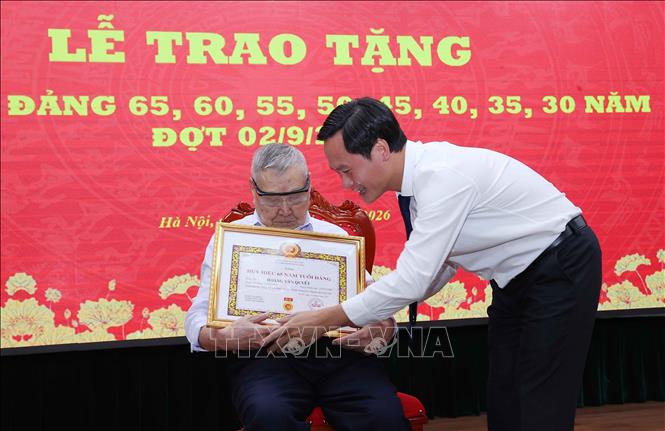 Đồng chí Hoàng Hải Đăng, Bí thư Đảng uỷ, Chủ tịch HĐND xã Phúc Thịnh (Hà Nội) trao Huy hiệu 65 năm tuổi Đảng cho đảng viên Hoàng Văn Quyết. Ảnh: Văn Điệp - TTXVN
