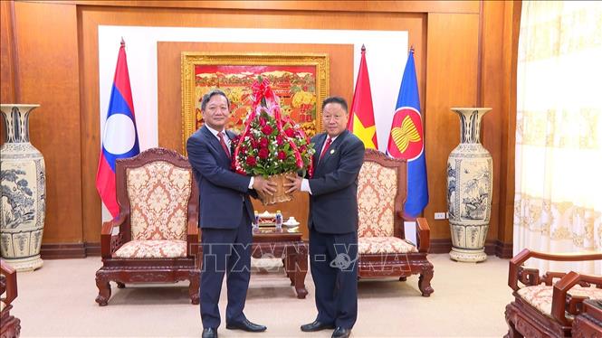 Đoàn Mặt trận Lào xây dựng đất nước do đồng chí Laopaoxong Navongxay, Ủy viên Trung ương Đảng, Phó Chủ tịch Mặt trận làm Trưởng đoàn đến chúc mừng. Ảnh: Xuân Tú – PV TTXVN tại Lào