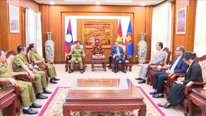 Đoàn Bộ Công an do Trung tướng Khonsavan Somphaxay, Thứ trưởng làm Trưởng đoàn đến chúc mừng. Ảnh: Xuân Tú – PV TTXVN tại Lào
