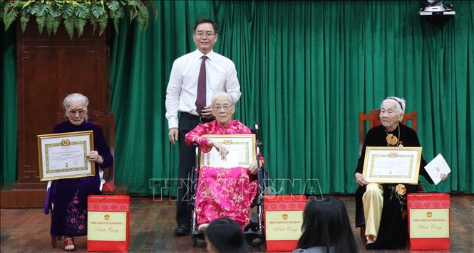Chân dung ba bà Nguyễn Thị Ngãi (sinh năm 1933, Chi bộ Tổ dân phố 2, Đảng bộ phường Thuận Hóa), Hoàng Thị Yến (sinh năm 1931, Chi bộ Tổ dân phố 3, Đảng bộ phường Thuận Hóa),Trần Thị Bồn (sinh năm 1930, Chi bộ Tổ dân phố Đức Bưu, Đảng bộ phường Hương An, Huế) được Bí thư Thành ủy Huế Nguyễn Đình Trung tặng quà. Ảnh: Văn Dũng-TTXVN