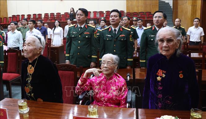 Chân dung ba bà Nguyễn Thị Ngãi (sinh năm 1933, Chi bộ Tổ dân phố 2, Đảng bộ phường Thuận Hóa), Hoàng Thị Yến (sinh năm 1931, Chi bộ Tổ dân phố 3, Đảng bộ phường Thuận Hóa),Trần Thị Bồn (sinh năm 1930, Chi bộ Tổ dân phố Đức Bưu, Đảng bộ phường Hương An, Huế) được trao Huy hiệu 80 năm tuổi Đảng (Theo thứ tự từ trái sang phải). Ảnh: Văn Dũng-TTXVN