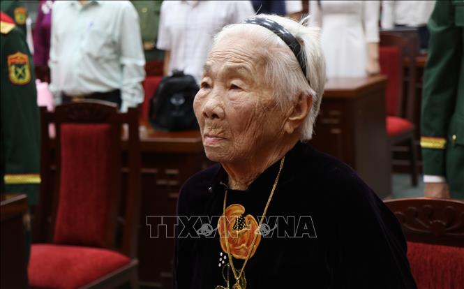 Bà Nguyễn Thị Ngãi (sinh năm 1933, Chi bộ Tổ dân phố 2, Đảng bộ phường Thuận Hóa) được trao Huy hiệu 80 năm tuổi Đảng. Ảnh: Văn Dũng-TTXVN