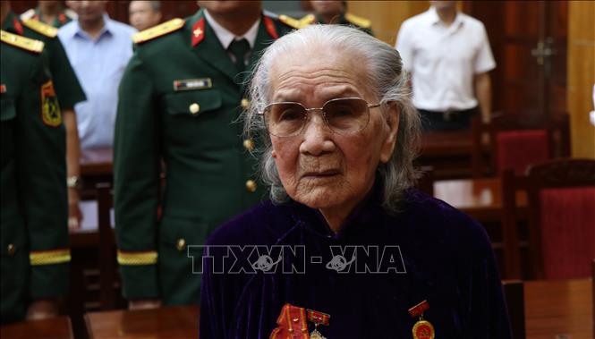 Chân dung bà Trần Thị Bồn (sinh năm 1930, Chi bộ Tổ dân phố Đức Bưu, Đảng bộ phường Hương An, Huế) được trao Huy hiệu 80 năm tuổi Đảng. Ảnh: Văn Dũng-TTXVN
