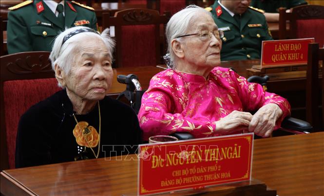 Chân dung hai bà Nguyễn Thị Ngãi (sinh năm 1933, Chi bộ Tổ dân phố 2, Đảng bộ phường Thuận Hóa), Hoàng Thị Yến (sinh năm 1931, Chi bộ Tổ dân phố 3, Đảng bộ phường Thuận Hóa) (theo thứ tự từ trái sang phải). Ảnh: Văn Dũng-TTXVN
