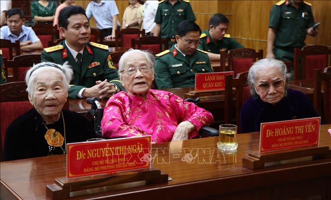 Chân dung ba bà  Nguyễn Thị Ngãi (sinh năm 1933, Chi bộ Tổ dân phố 2, Đảng bộ phường Thuận Hóa), Hoàng Thị Yến (sinh năm 1931, Chi bộ Tổ dân phố 3, Đảng bộ phường Thuận Hóa),Trần Thị Bồn (sinh năm 1930, Chi bộ Tổ dân phố Đức Bưu, Đảng bộ phường Hương An, Huế) được trao Huy hiệu 80 năm tuổi Đảng (Theo thứ tự từ trái sang phải). Ảnh: Văn Dũng-TTXVN