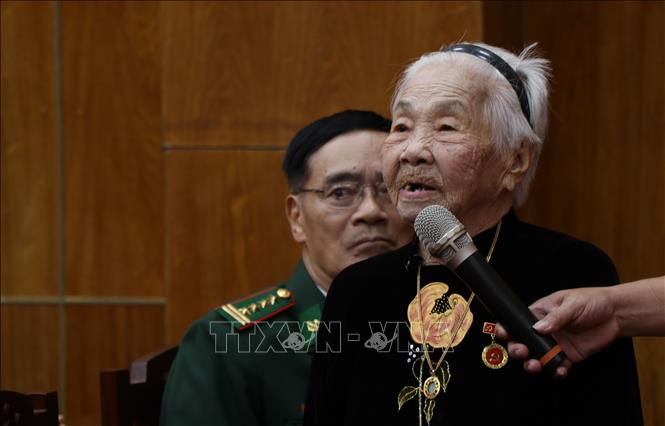 Bà Nguyễn Thị Ngãi (sinh năm 1933, Chi bộ Tổ dân phố 2, Đảng bộ phường Thuận Hóa) được trao Huy hiệu 80 năm tuổi Đảng. Ảnh: Văn Dũng-TTXVN