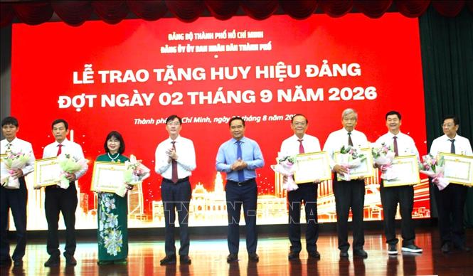 Đảng ủy UBND TP. Hồ Chí Minh trao Huy hiệu Đảng đợt 2/9/2026 cho các đảng viên. Ảnh: Liên Sơn - TTXVN