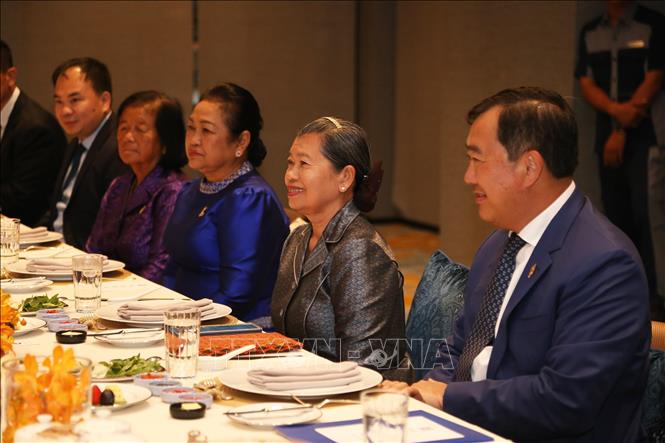 Bà Men Saman (thứ hai từ phải sang) trong bữa ăn sáng thân mật cùng Phó Chủ tịch Quốc hội Nguyễn Thị Thanh. Ảnh: Minh Hưng - PV TTXVN tại Campuchia