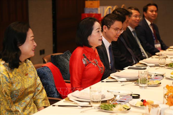 Phó Chủ tịch Quốc hội Nguyễn Thị Thanh (thứ hai từ trái sang) trong bữa ăn sáng thân mật cùng bà Men Saman. Ảnh: Minh Hưng - PV TTXVN tại Campuchia