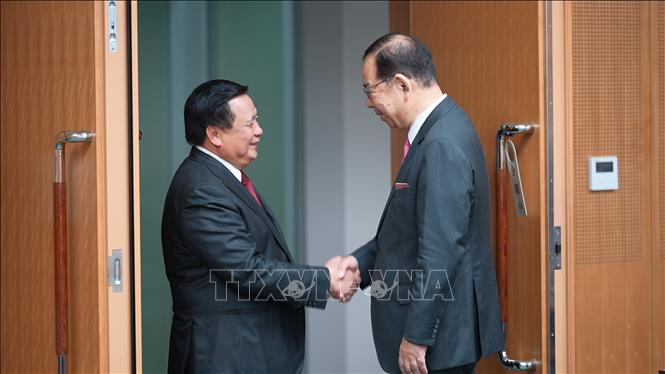 Đồng chí Shii Kazuo, Chủ tịch Ban chấp hành Trung ương Đảng Cộng sản Nhật Bản, chào mừng đoàn đại biểu Đảng Cộng sản Việt Nam do đồng chí Nguyễn Xuân Thắng, Chủ tịch Hội đồng Lý luận Trung ương, làm trưởng đoàn. Ảnh: Xuân Giao - Pv TTXVN tại Nhật Bản