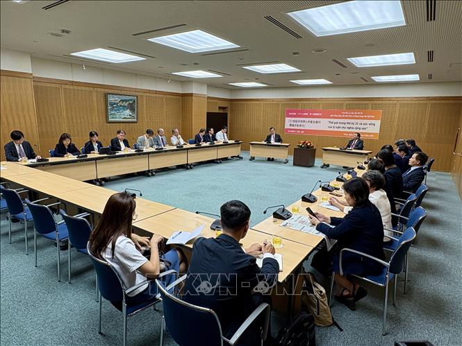 Toàn cảnh buổi hội kiến giữa đồng chí Nguyễn Xuân Thắng, Chủ tịch Hội đồng Lý luận Trung ương, và đồng chí Shii Kazuo, Chủ tịch Ban chấp hành Trung ương Đảng Cộng sản Nhật Bản. Ảnh: Xuân Giao - PV TTXVN tại Nhật Bản