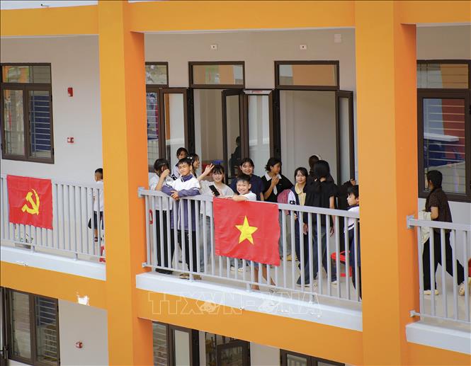 Học sinh Trường Phổ thông nội trú Tiểu học và THCS Sam Mứn vui vẻ trò chuyện trên hành lang trong những ngày cận khai giảng. Ảnh: Xuân Tư - TTXVN
