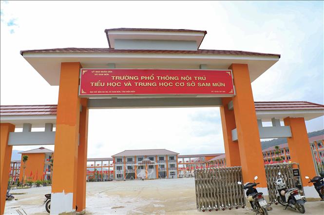 Cổng trường Phổ thông nội trú Tiểu học và THCS Sam Mứn được xây dựng hiện đại. Ảnh: Xuân Tư - TTXVN