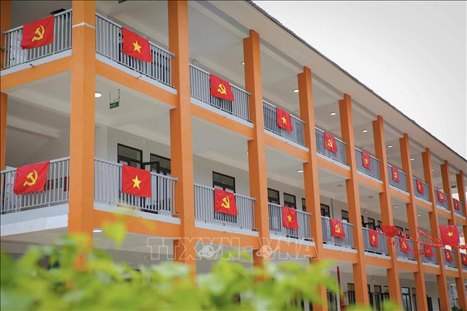 Những lá cờ Đảng, cờ Tổ quốc nổi bật trên hành lang các dãy nhà của Trường Phổ thông nội trú Tiểu học và THCS Sam Mứn. Ảnh: Xuân Tư - TTXVN