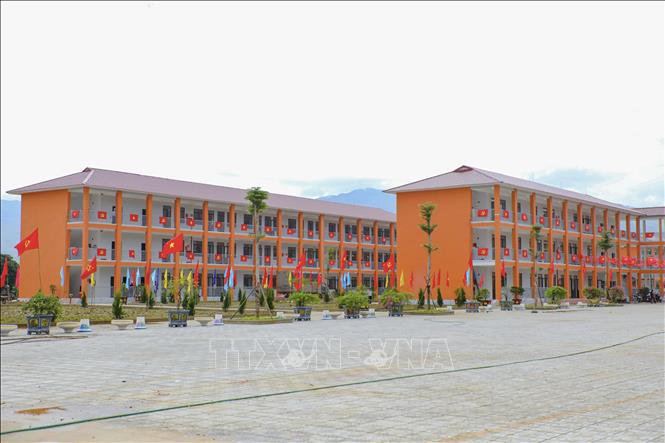Những dãy nhà lớp học hiện đại được trang hoàng bởi cờ Đảng, cờ Tổ quốc trước thềm năm học mới. Ảnh: Xuân Tư - TTXVN