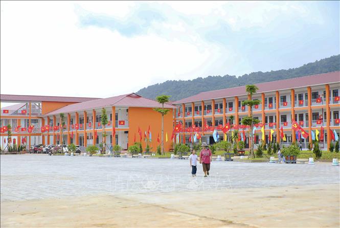 Những dãy nhà lớp học hiện đại được trang hoàng bởi cờ Đảng, cờ Tổ quốc trước thềm năm học mới. Ảnh: Xuân Tư - TTXVN