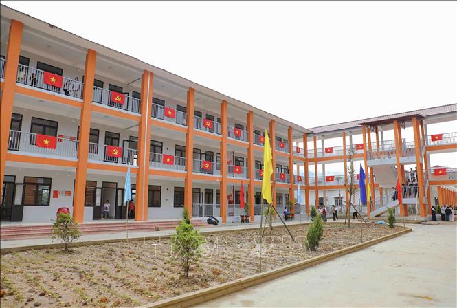 Những dãy phòng học hiện đại được trang trí bằng cờ Đảng, cờ Tổ quốc. Ảnh: Xuân Tư - TTXVN