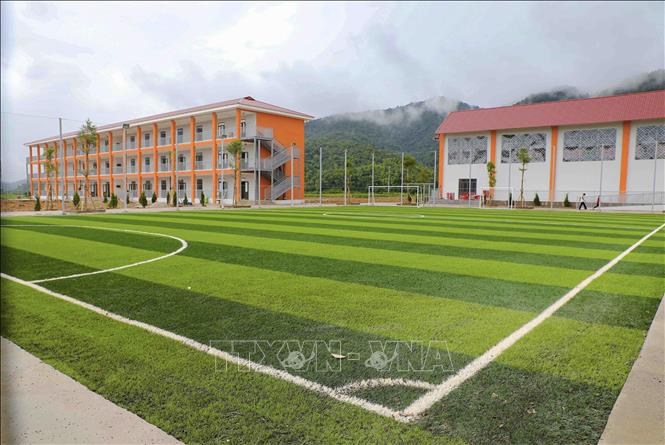 Sân bóng đá cỏ nhân tạo cùng nhà đa năng tạo không gian thuận lợi để học sinh học tập, rèn luyện thể chất và tham gia các hoạt động ngoại khóa. Ảnh: Xuân Tư - TTXVN