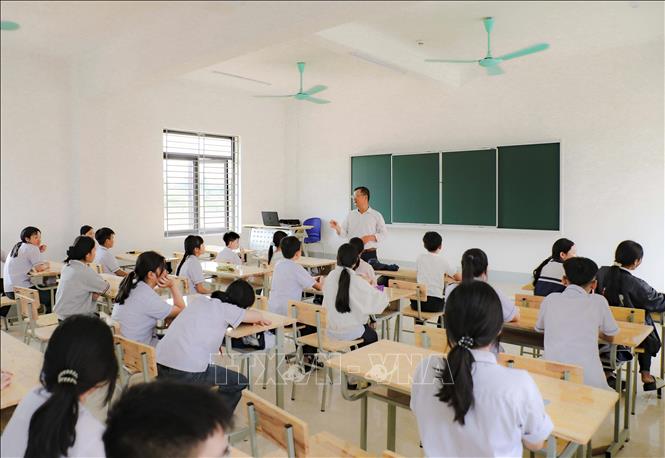 Giáo viên trao đổi với học sinh trong phòng học Trường Phổ thông nội trú Tiểu học và THCS Sam Mứn trước thềm năm học mới. Ảnh: Xuân Tư - TTXVN
