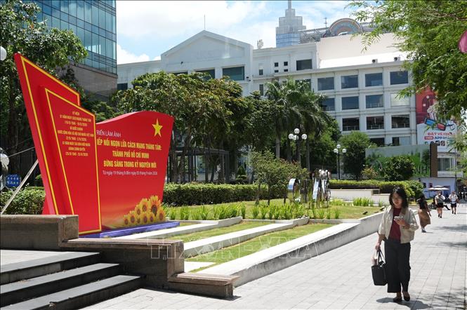 Khu vực triển lãm ảnh chào mừng kỷ niệm 81 năm Cách mạng Tháng Tám thành công (19/8/1945 - 19/8/2026) và Quốc khánh nước Cộng hòa Xã hội Chủ nghĩa Việt Nam (2/9/1945-2/9/2026) tại công viên Chi Lăng, đường Đồng Khởi (phường Sài Gòn, TP. Hồ Chí Minh). Ảnh: Anh Tuấn - TTXVN