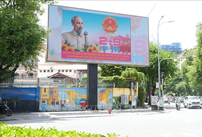 Pano điện tử chào mừng kỷ niệm 81 năm Cách mạng Tháng Tám thành công (19/8/1945 - 19/8/2026) và Quốc khánh nước Cộng hòa Xã hội Chủ nghĩa Việt Nam (2/9/1945-2/9/2026) tại ngã tư Hai Bà Trưng - Nguyễn Du (phường Sài Gòn, TP. Hồ Chí Minh). Ảnh: Anh Tuấn - TTXVN
