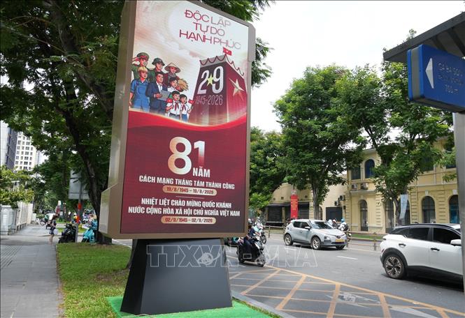 Pano điện tử chào mừng kỷ niệm 81 năm Cách mạng Tháng Tám thành công (19/8/1945 - 19/8/2026) và Quốc khánh nước Cộng hòa Xã hội Chủ nghĩa Việt Nam (2/9/1945-2/9/2026) trên đường Lê Duẫn (phường Sài Gòn, TP. Hồ Chí Minh). Ảnh: Anh Tuấn - TTXVN