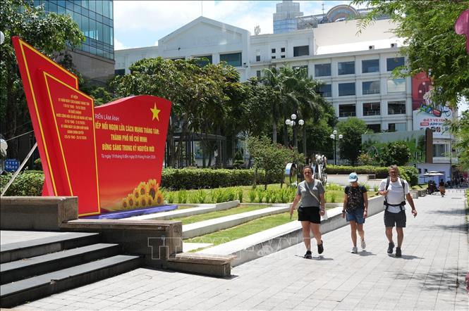 Khu vực triển lãm ảnh chào mừng kỷ niệm 81 năm Cách mạng Tháng Tám thành công (19/8/1945 - 19/8/2026) và Quốc khánh nước Cộng hòa Xã hội Chủ nghĩa Việt Nam (2/9/1945-2/9/2026) tại công viên Chi Lăng, đường Đồng Khởi (phường Sài Gòn, TP. Hồ Chí Minh). Ảnh: Anh Tuấn - TTXVN