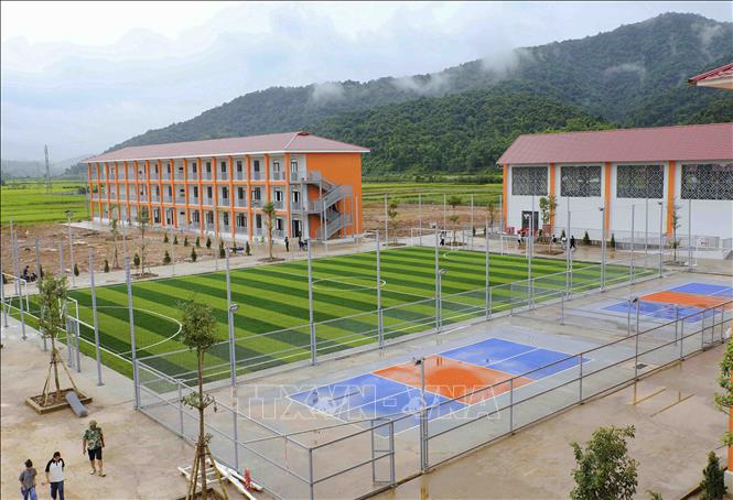 Sân bóng đá cỏ nhân tạo cùng khu nhà nội trú, nhà đa năng tạo không gian thuận lợi để học sinh học tập, rèn luyện thể chất và tham gia các hoạt động ngoại khóa. Ảnh: Xuân Tư - TTXVN